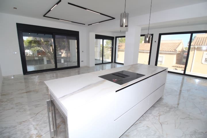 4 bedroom Villa for sale in Torrevieja with pool - € 995,000 (Ref: 8603413)