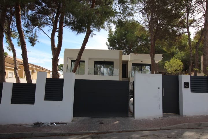 4 bedroom Villa for sale in Torrevieja with pool - € 995,000 (Ref: 8603413)