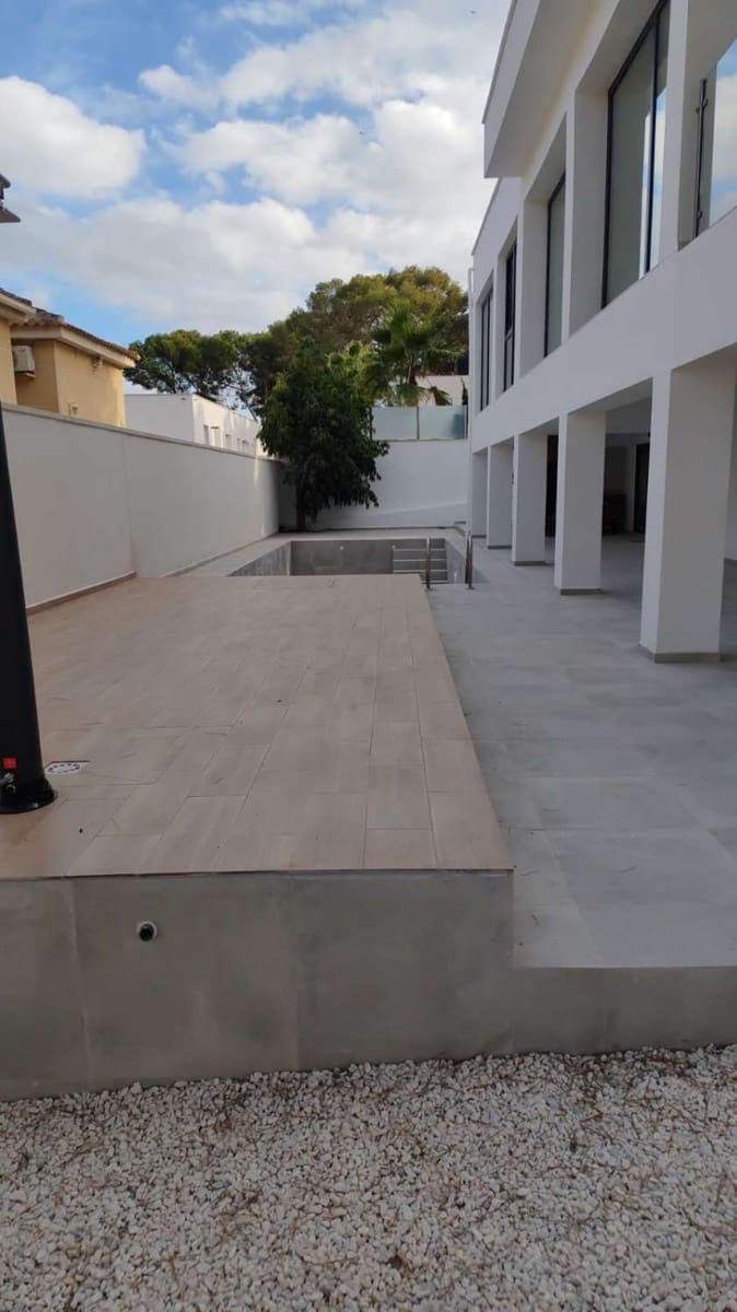 4 bedroom Villa for sale in Torrevieja with pool - € 995,000 (Ref: 8603413)