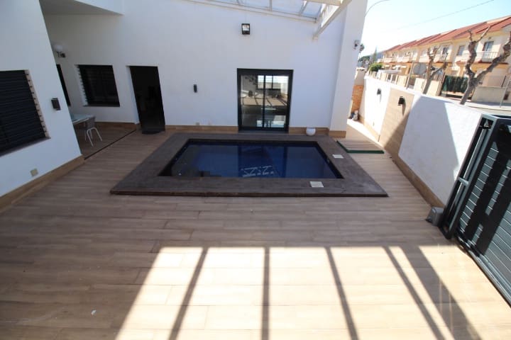4 bedroom Villa for sale in Torre de la Horadada with pool - € 597,000 (Ref: 8817296)
