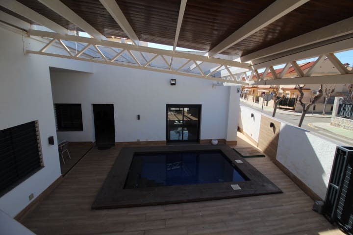 4 bedroom Villa for sale in Torre de la Horadada with pool - € 597,000 (Ref: 8817296)