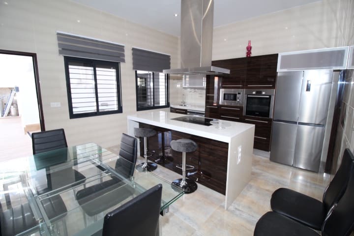 4 bedroom Villa for sale in Torre de la Horadada with pool - € 597,000 (Ref: 8817296)