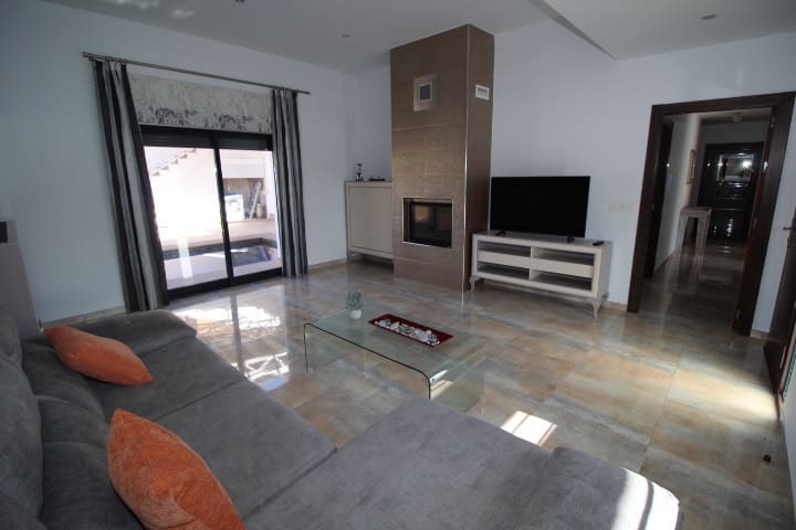 4 bedroom Villa for sale in Torre de la Horadada with pool - € 597,000 (Ref: 8817296)