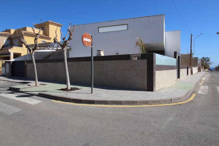 4 bedroom Villa for sale in Torre de la Horadada with pool - € 597,000 (Ref: 8817296)