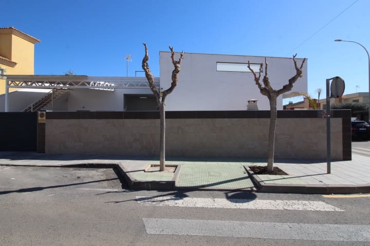 4 bedroom Villa for sale in Torre de la Horadada with pool - € 597,000 (Ref: 8817296)