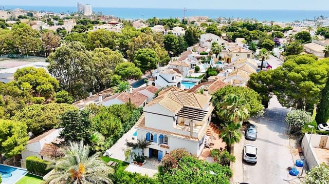 5 soverom Villa til salgs i Villamartin, Orihuela med svømmebasseng - € 795 000 (Ref: 9036406)