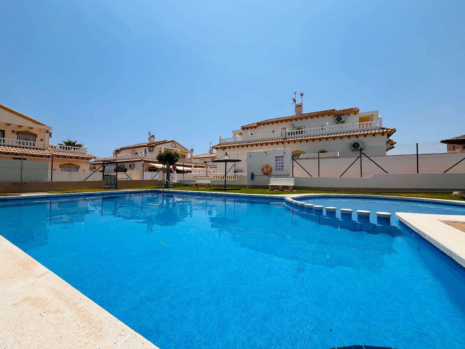 3 soverom Bungalow til salgs i Playa Flamenca med svømmebasseng - € 288 000 (Ref: 9113910)