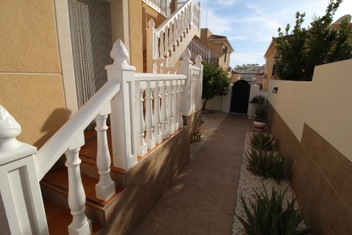 4 soveværelse Villa til salg i Orihuela Costa med swimmingpool - € 379.000 (Ref: 9448852)