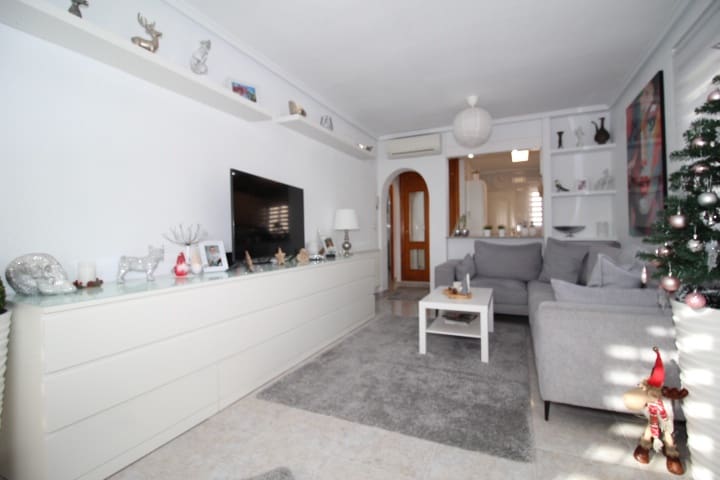 4 soveværelse Villa til salg i Orihuela Costa med swimmingpool - € 379.000 (Ref: 9448852)