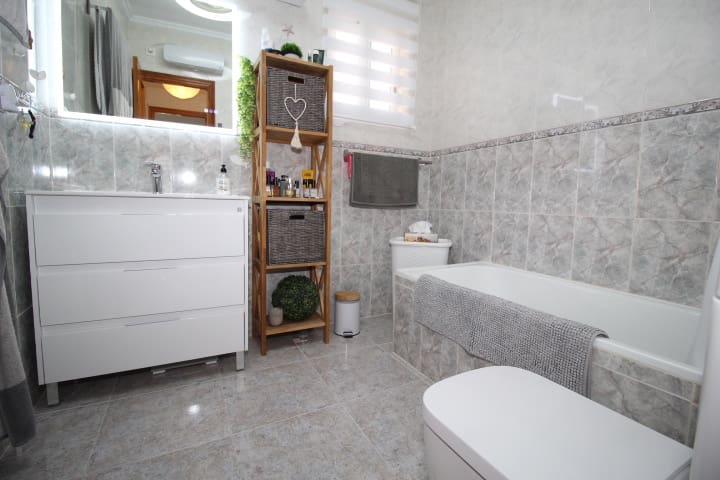 4 soveværelse Villa til salg i Orihuela Costa med swimmingpool - € 379.000 (Ref: 9448852)