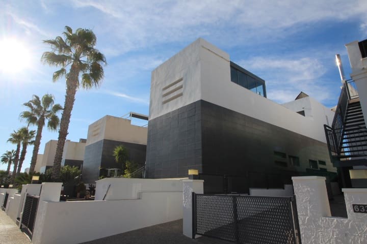 2 bedroom Semi-detached Villa for sale in Cabo Roig with pool - € 329,000 (Ref: 9448853)