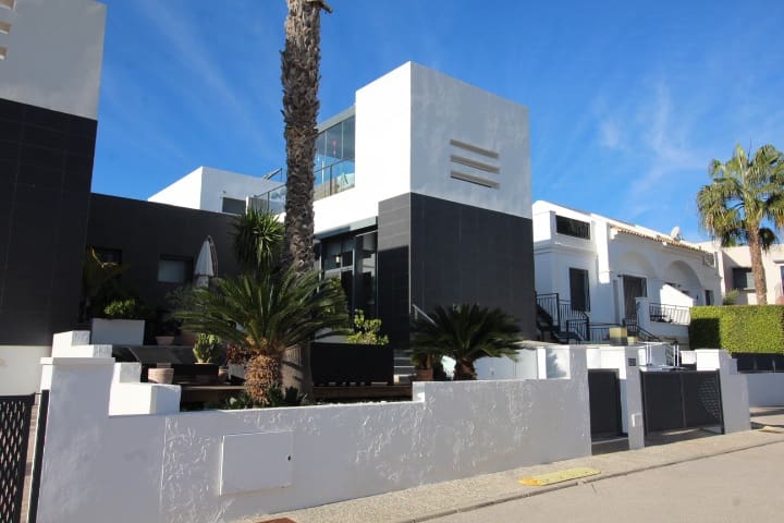2 bedroom Semi-detached Villa for sale in Cabo Roig with pool - € 329,000 (Ref: 9448853)