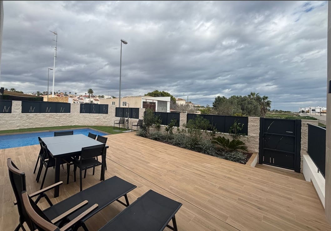 Adosado de 4 habitaciones en Rojales en venta con piscina - 525.000 € (Ref: 9560938)