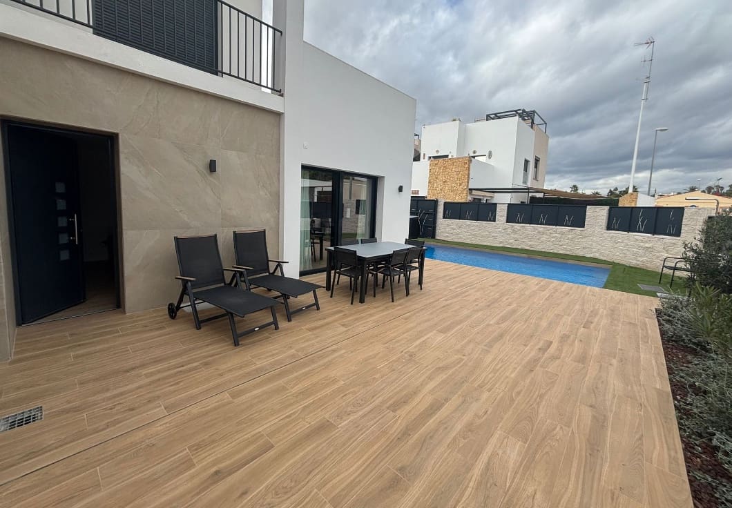 Adosado de 4 habitaciones en Rojales en venta con piscina - 525.000 € (Ref: 9560938)