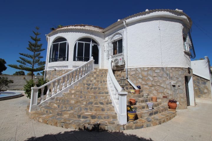 3 sypialnia Willa na sprzedaż w Torrevieja z basenem - 349 000 € (Ref: 9721147)