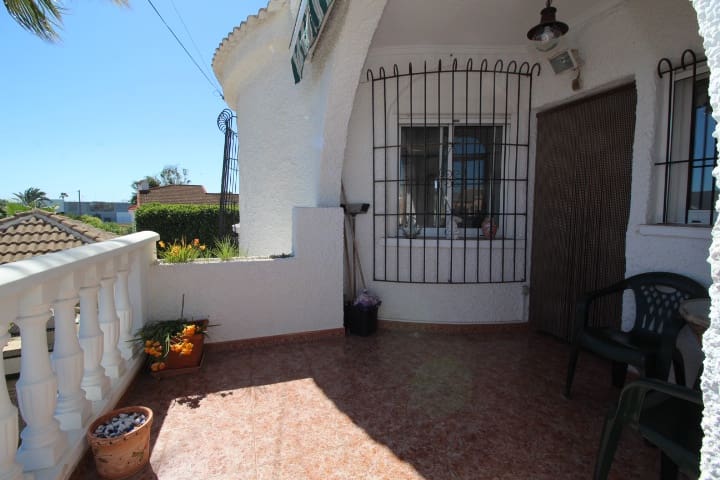 3 sypialnia Willa na sprzedaż w Torrevieja z basenem - 349 000 € (Ref: 9721147)