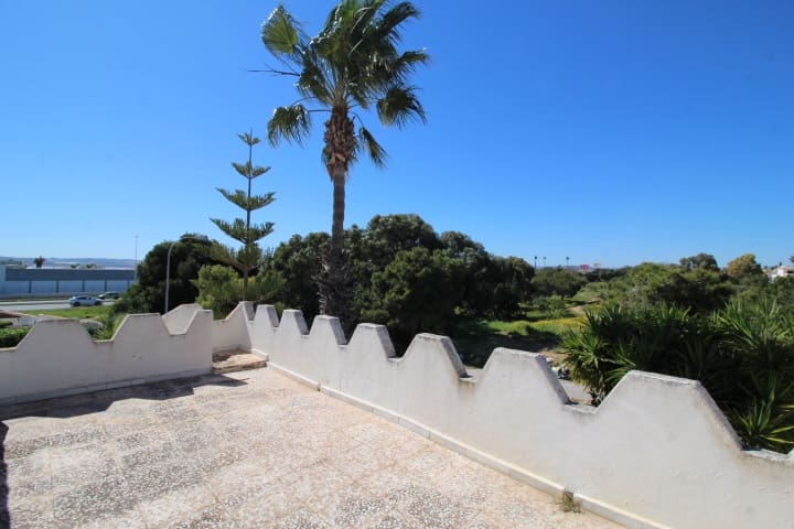 3 sypialnia Willa na sprzedaż w Torrevieja z basenem - 349 000 € (Ref: 9721147)