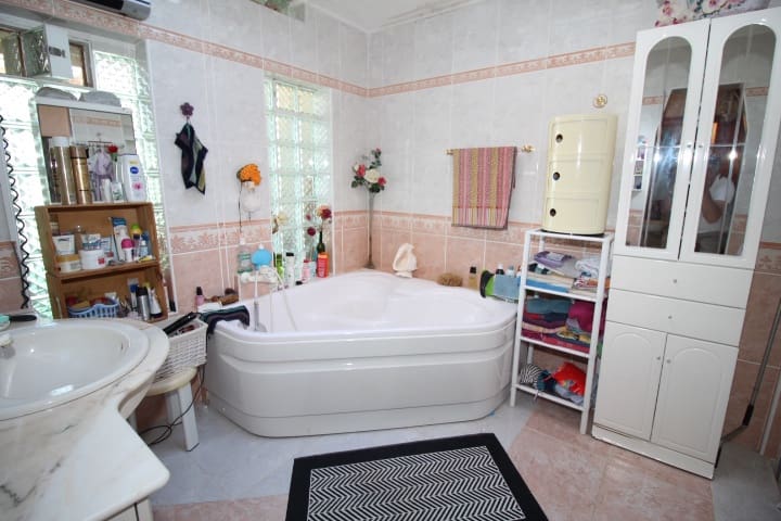 4 bedroom Villa for sale in Pilar de la Horadada with pool - € 350,000 (Ref: 9833299)