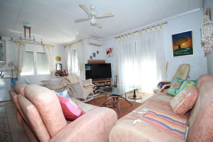4 bedroom Villa for sale in Pilar de la Horadada with pool - € 350,000 (Ref: 9833299)