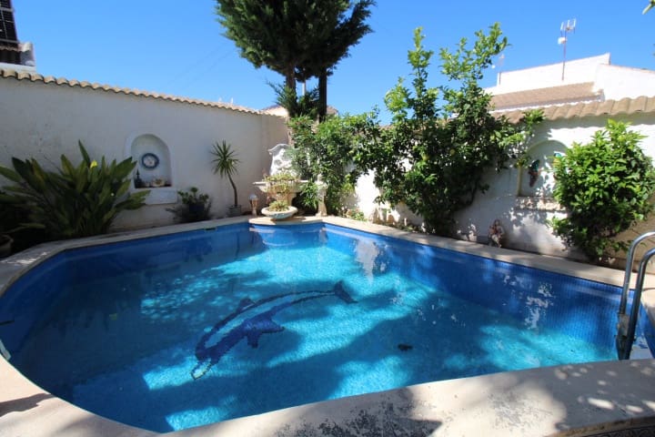 4 bedroom Villa for sale in Pilar de la Horadada with pool - € 350,000 (Ref: 9833299)