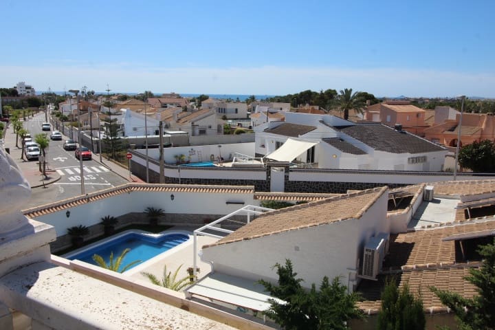 4 bedroom Villa for sale in Pilar de la Horadada with pool - € 350,000 (Ref: 9833299)