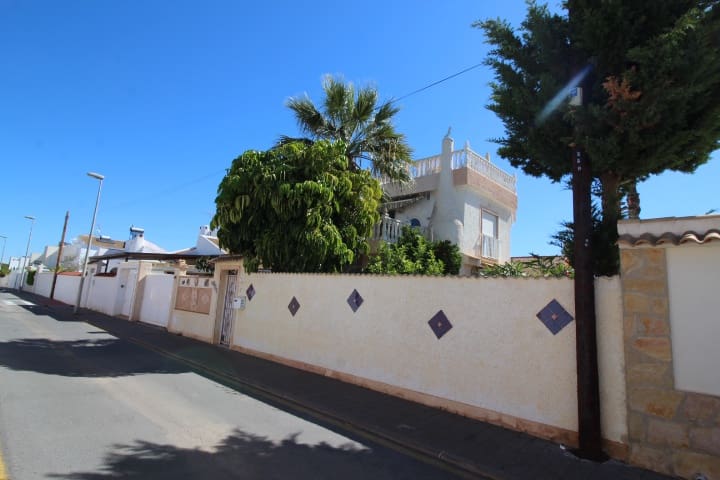 4 bedroom Villa for sale in Pilar de la Horadada with pool - € 350,000 (Ref: 9833299)
