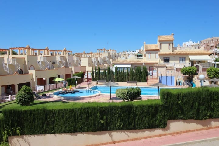 2 soveværelse Bungalow til salg i Orihuela Costa med swimmingpool - € 149.000 (Ref: 9949169)
