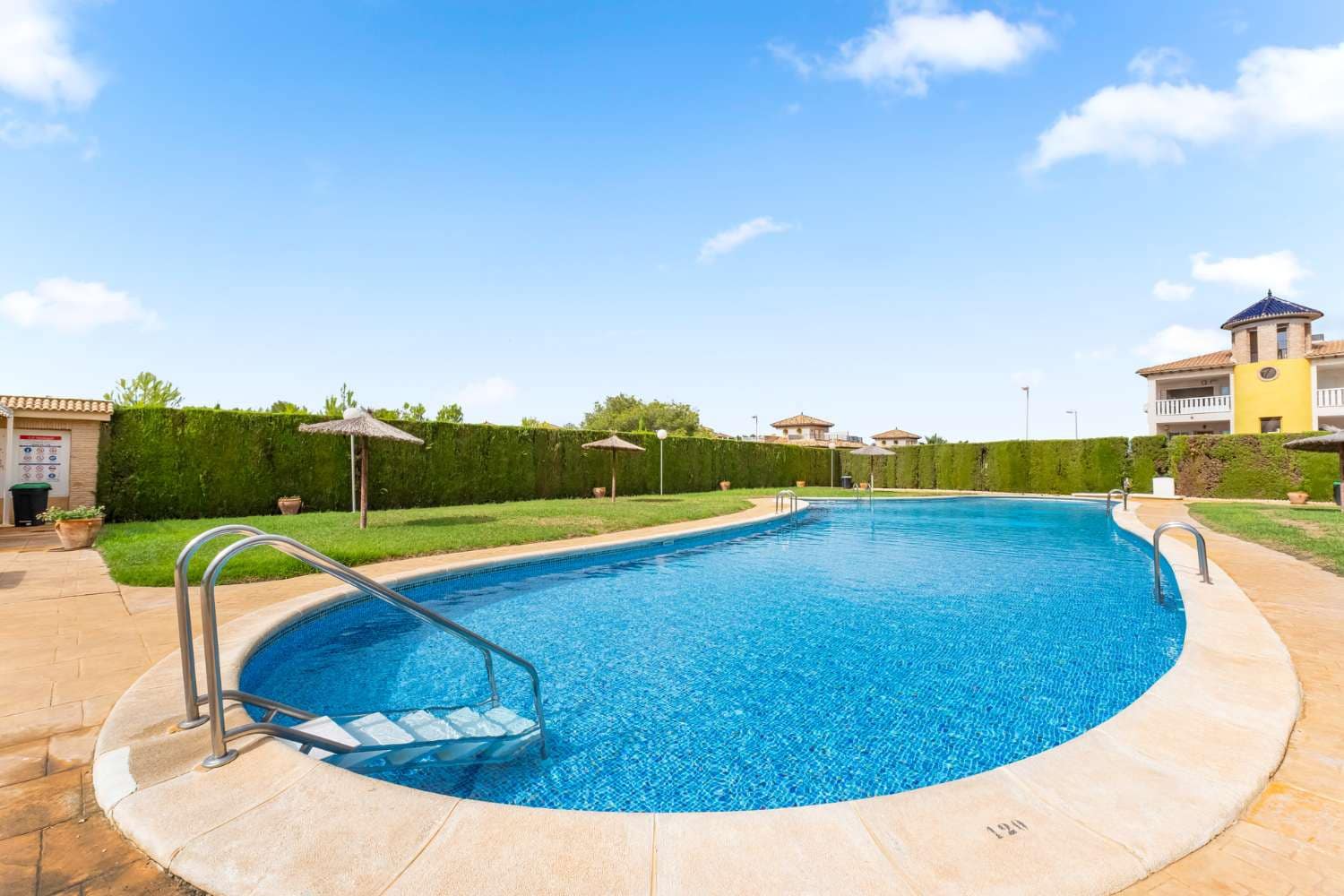 2 soveværelse Bungalow til salg i Orihuela Costa med swimmingpool - € 149.000 (Ref: 9949169)