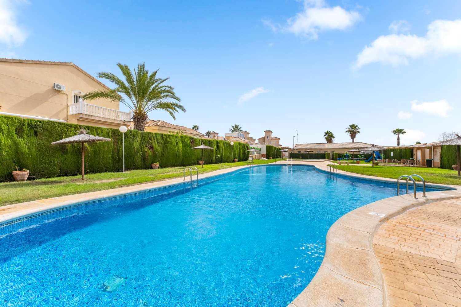 2 soveværelse Bungalow til salg i Orihuela Costa med swimmingpool - € 149.000 (Ref: 9949169)