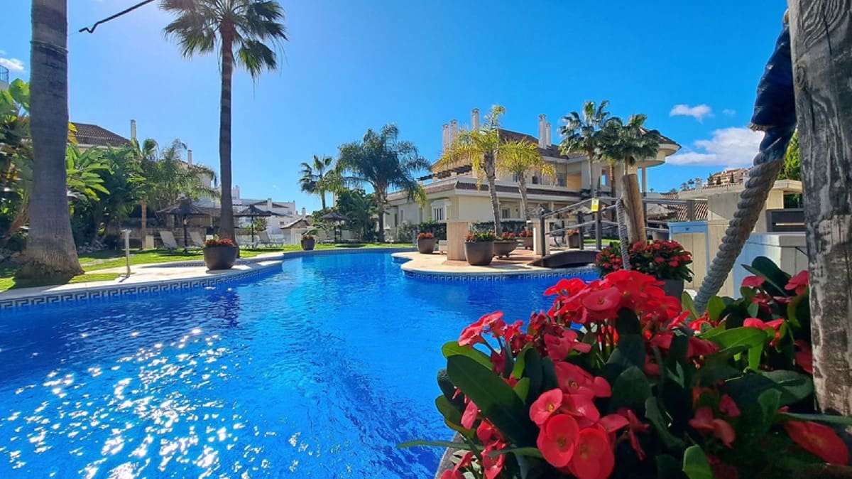 2 camera da letto Appartamento in vendita in Aloha Golf con piscina garage - 460.000 € (Rif: 10045875)