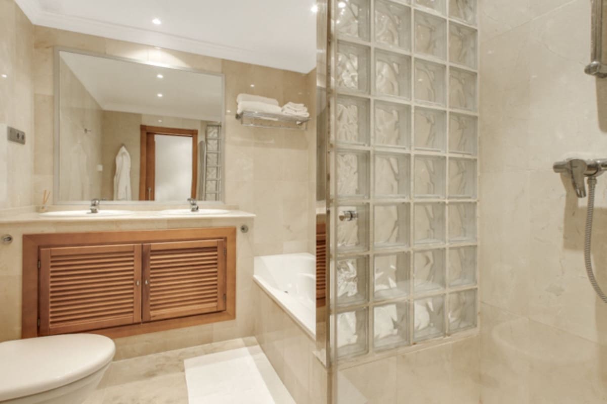 2 camera da letto Appartamento in vendita in Aloha Golf con piscina garage - 460.000 € (Rif: 10045875)