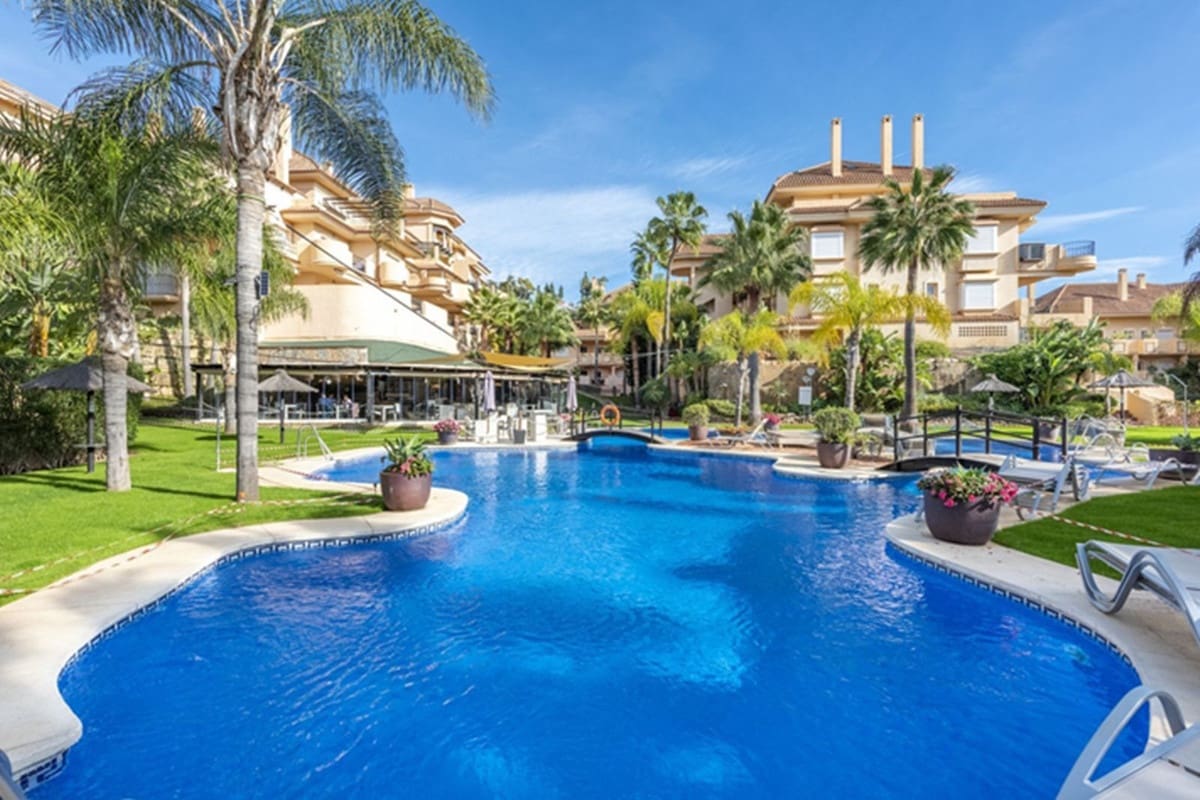 2 camera da letto Appartamento in vendita in Aloha Golf con piscina garage - 460.000 € (Rif: 10045875)
