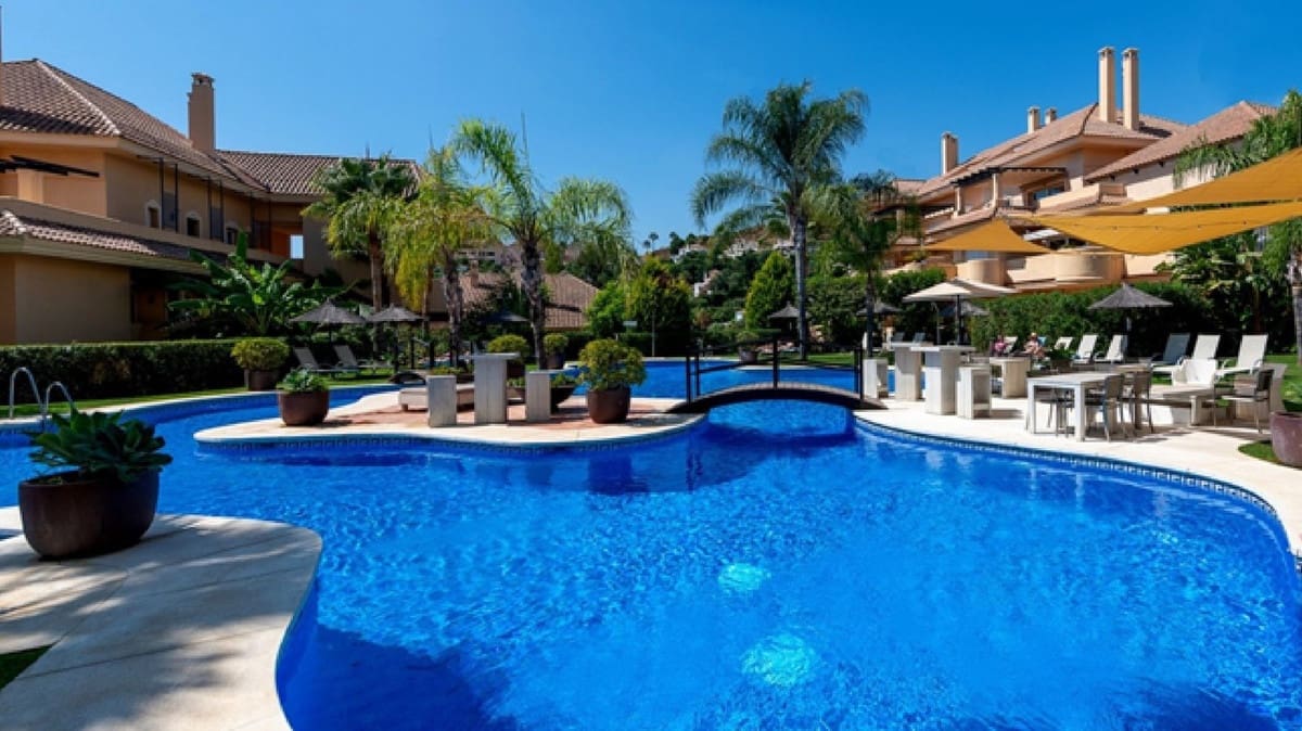 2 camera da letto Appartamento in vendita in Aloha Golf con piscina garage - 460.000 € (Rif: 10045875)