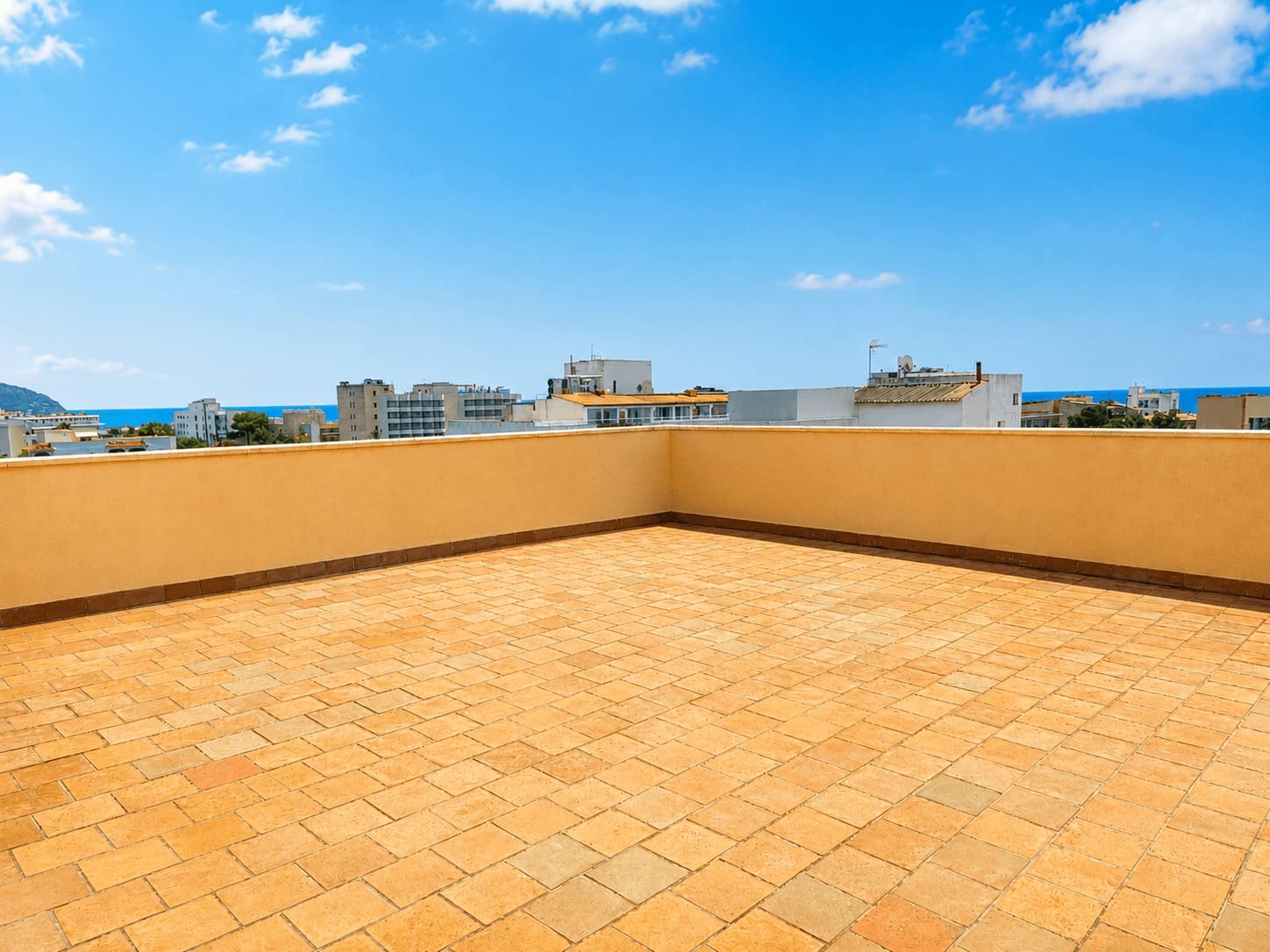 2 quarto Penthouse para arrendar em Cala Millor com garagem - 1 850 € (Ref: 10076823)
