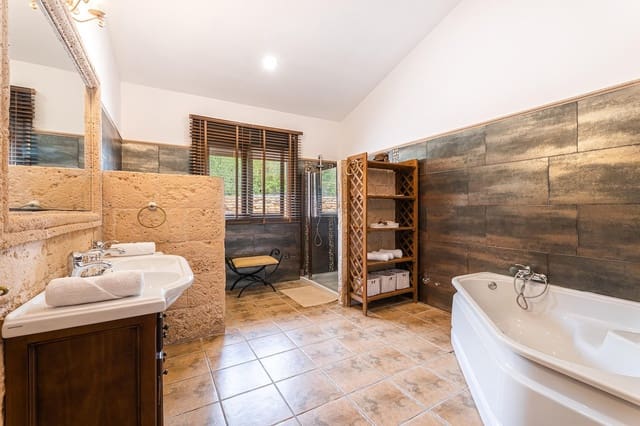 9 bedroom Villa for sale in Puntiro with pool garage - € 2,621,000 (Ref: 7853215)