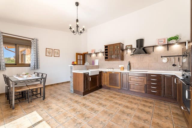 9 bedroom Villa for sale in Puntiro with pool garage - € 2,621,000 (Ref: 7853215)