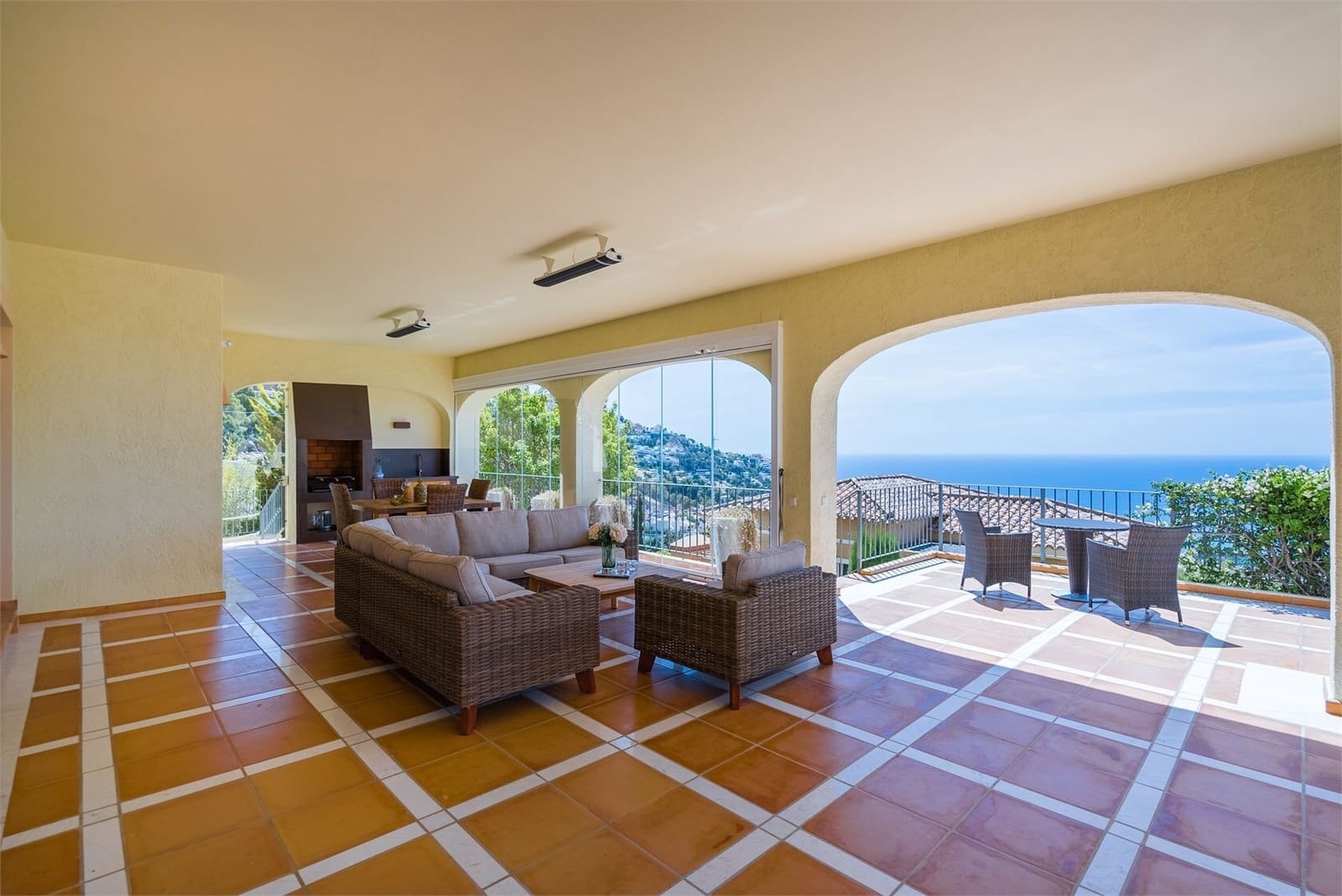 4 bedroom Villa for sale in Altea with pool garage - € 1,570,000 (Ref: 8338617)