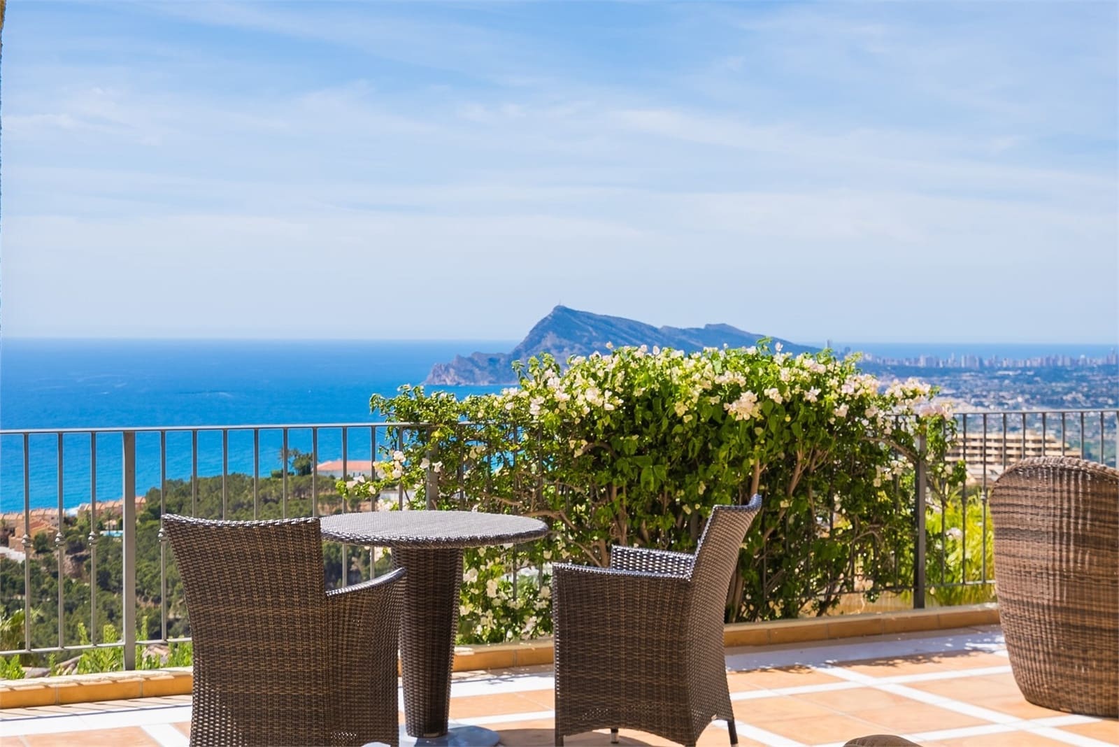 4 bedroom Villa for sale in Altea with pool garage - € 1,570,000 (Ref: 8338617)