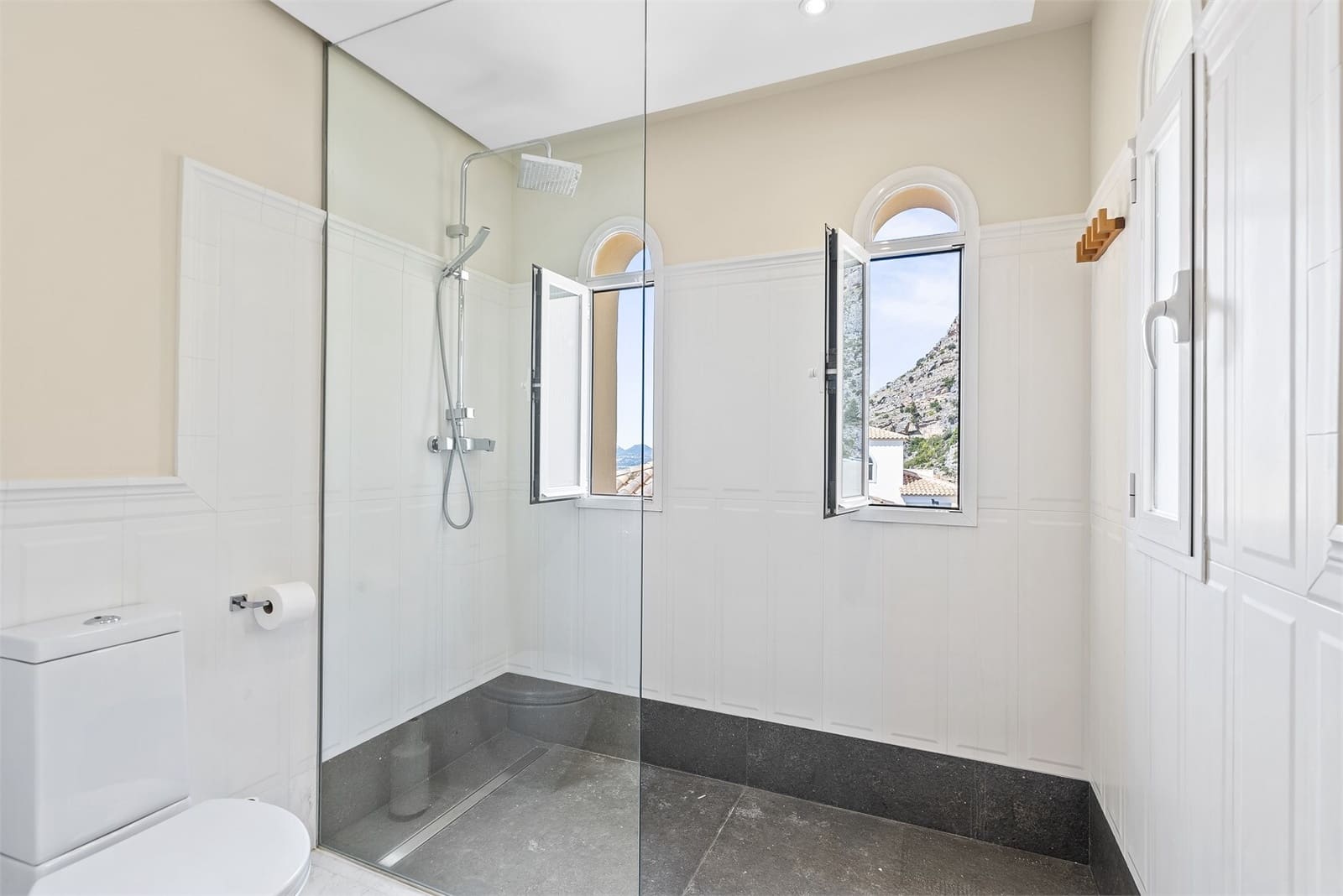 4 bedroom Villa for sale in Altea with pool garage - € 1,570,000 (Ref: 8338617)