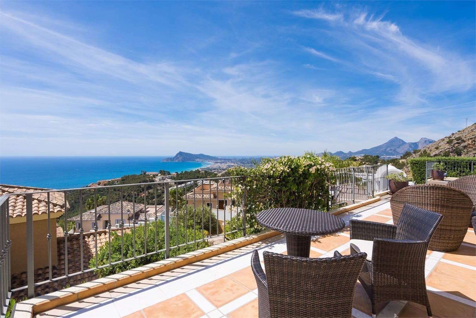 4 bedroom Villa for sale in Altea with pool garage - € 1,570,000 (Ref: 8338617)