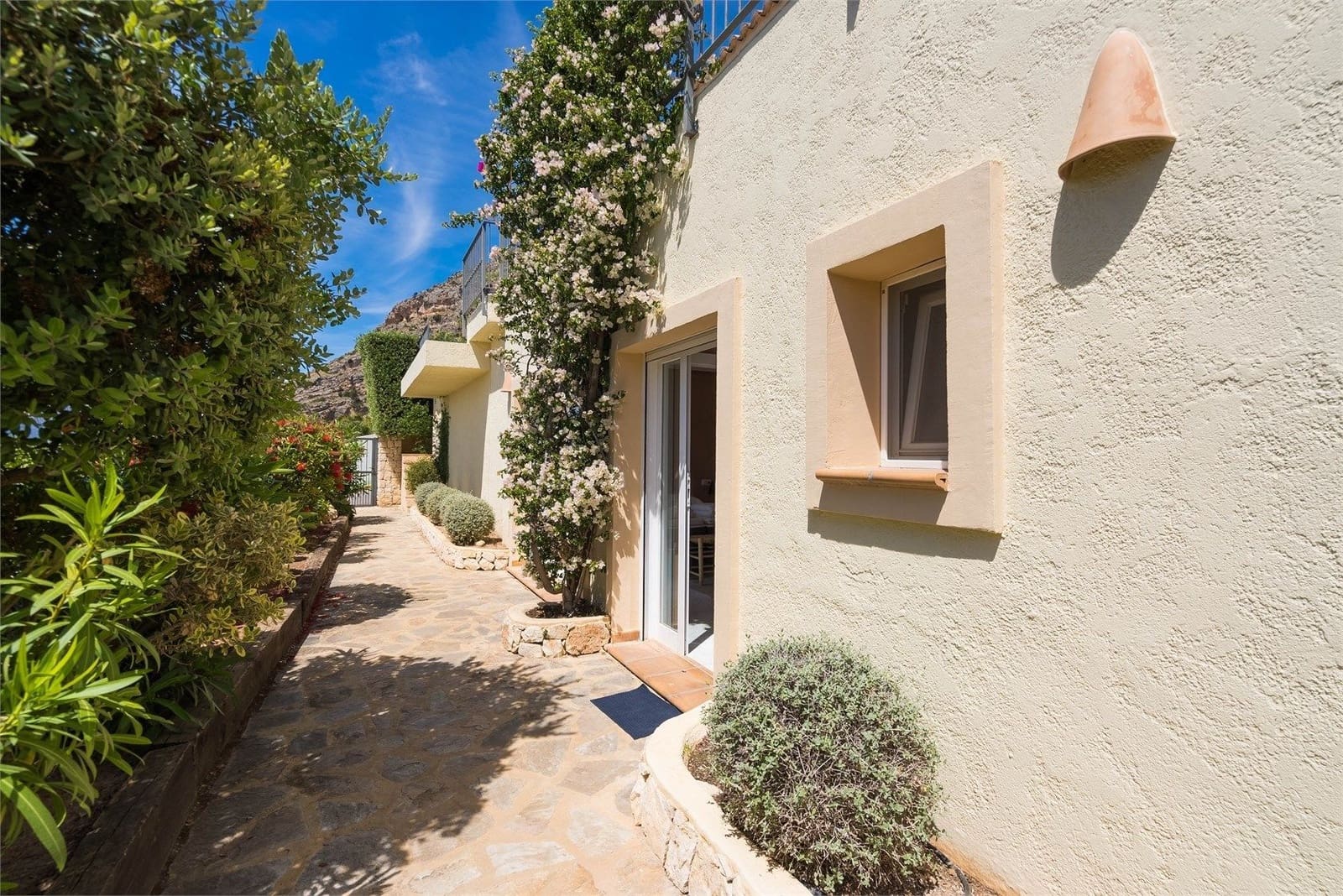 4 bedroom Villa for sale in Altea with pool garage - € 1,570,000 (Ref: 8338617)