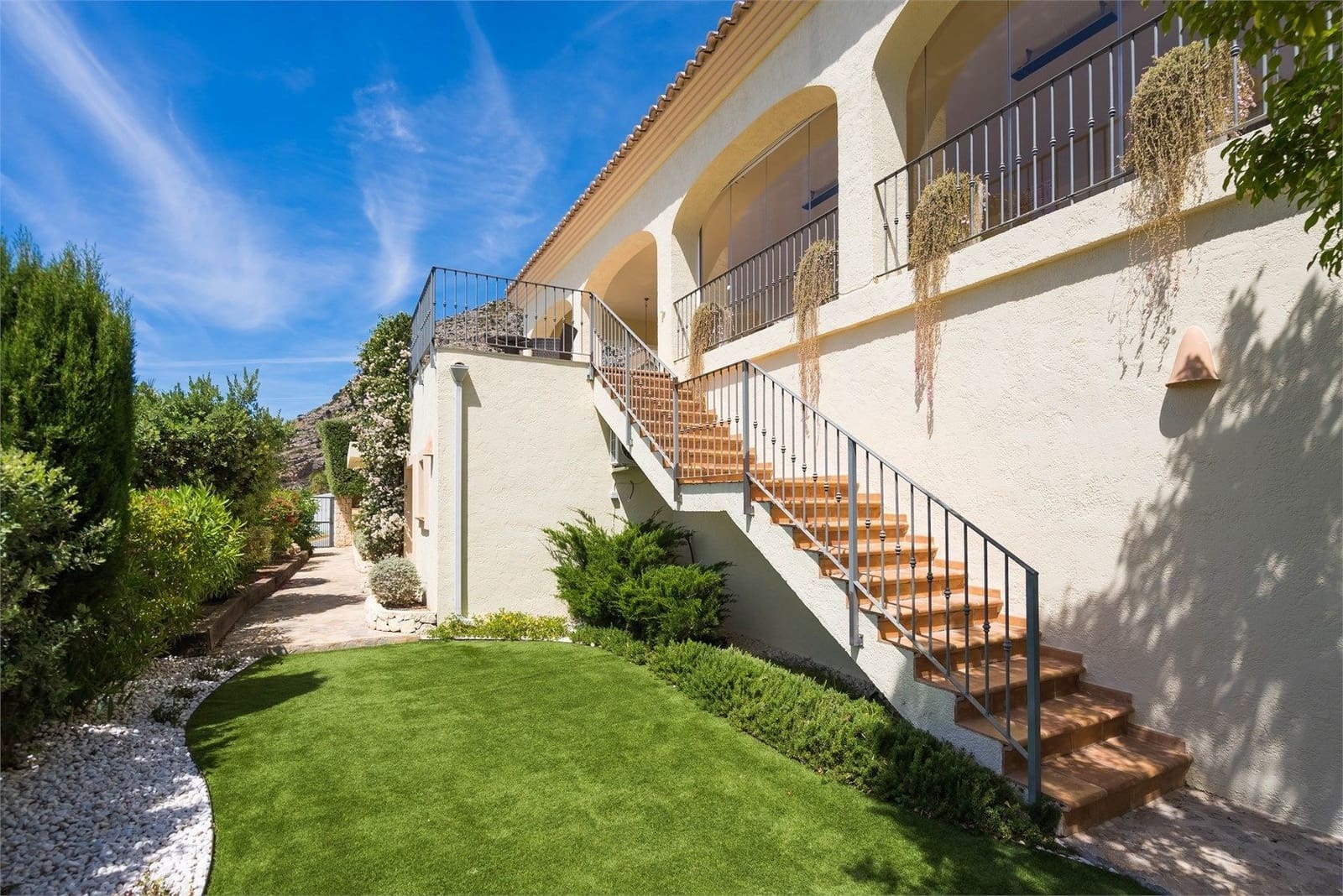 4 bedroom Villa for sale in Altea with pool garage - € 1,570,000 (Ref: 8338617)