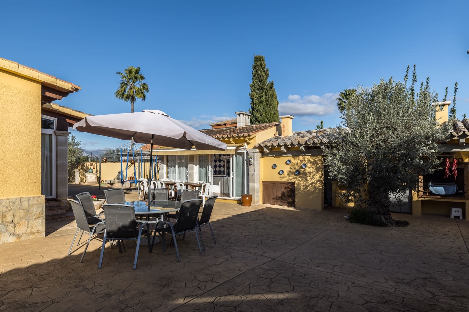 5 bedroom Villa for sale in Santa Maria del Cami with pool garage - € 1,085,000 (Ref: 8358981)