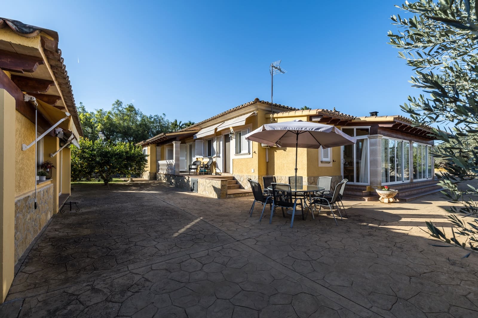 5 bedroom Villa for sale in Santa Maria del Cami with pool garage - € 1,085,000 (Ref: 8358981)