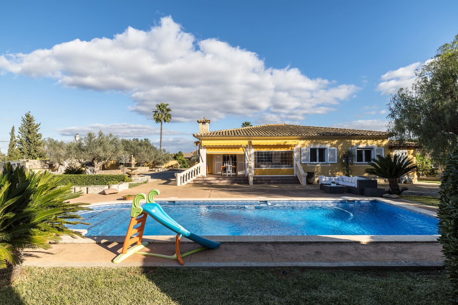 5 bedroom Villa for sale in Santa Maria del Cami with pool garage - € 1,085,000 (Ref: 8358981)