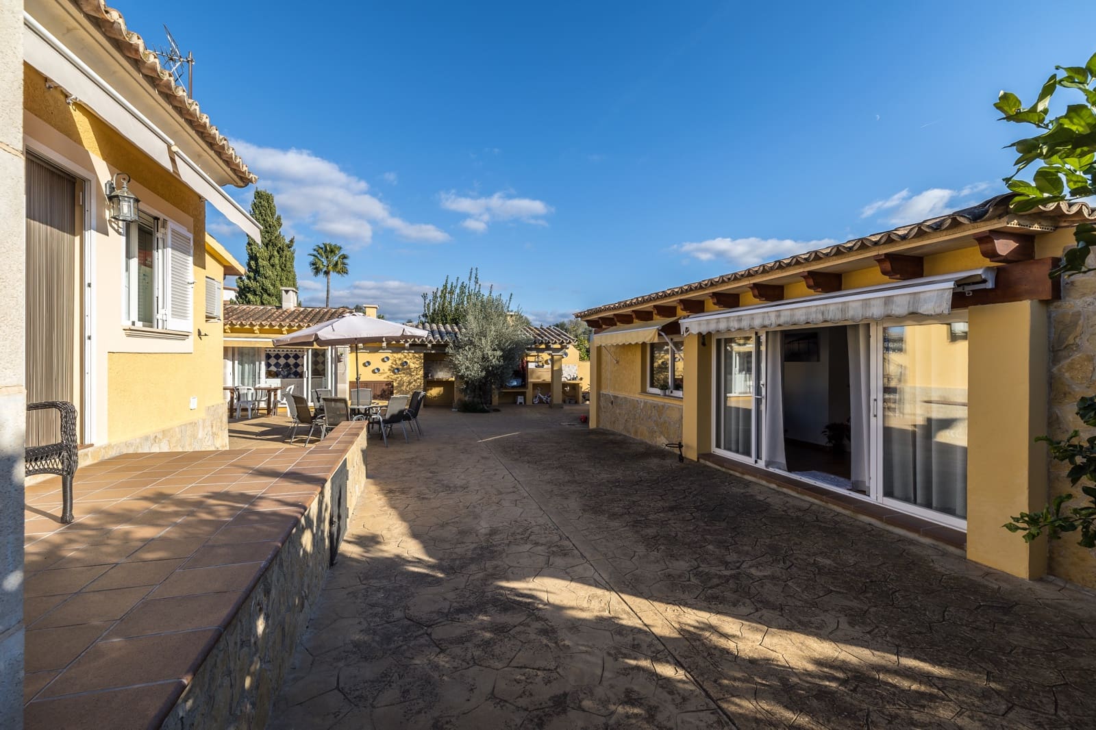 5 bedroom Villa for sale in Santa Maria del Cami with pool garage - € 1,085,000 (Ref: 8358981)