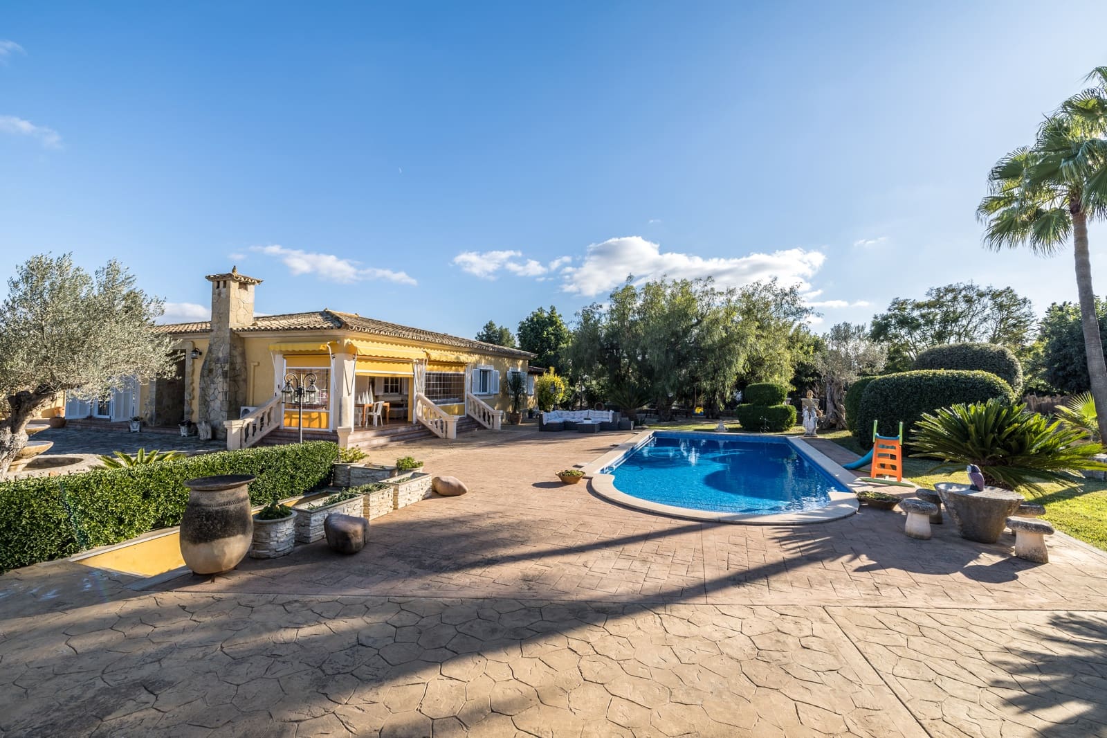 5 bedroom Villa for sale in Santa Maria del Cami with pool garage - € 1,085,000 (Ref: 8358981)