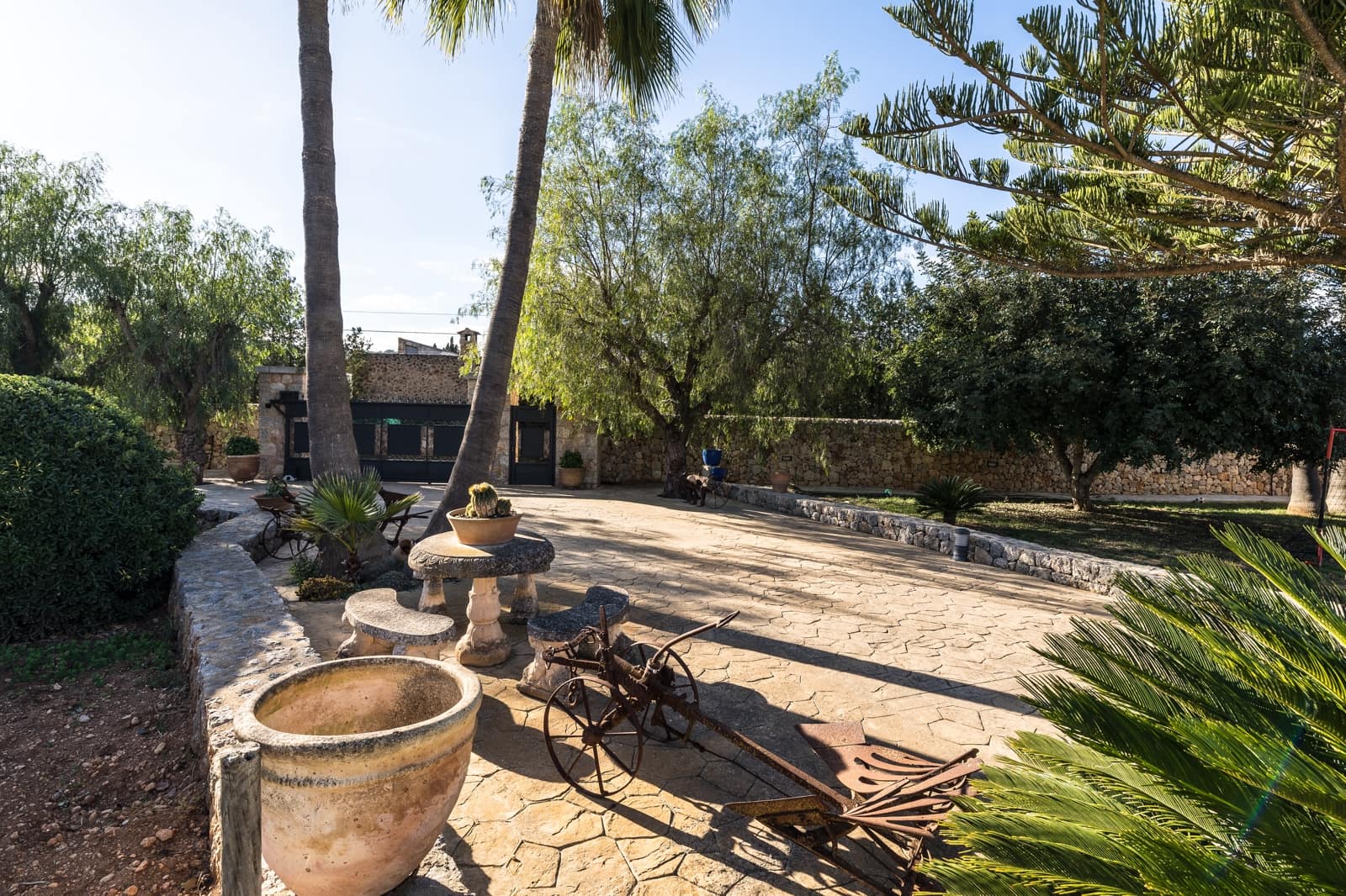 5 bedroom Villa for sale in Santa Maria del Cami with pool garage - € 1,085,000 (Ref: 8358981)