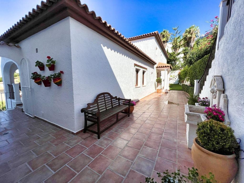 5 bedroom Villa for sale in Altea with pool - € 1,195,000 (Ref: 8479905)