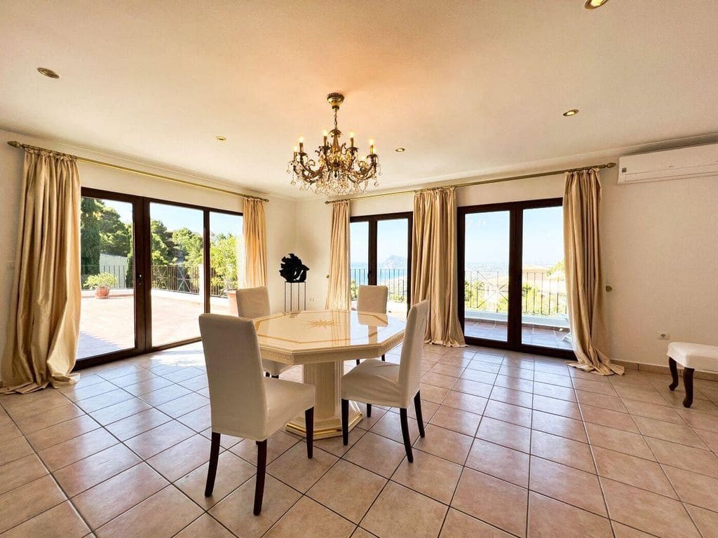 5 bedroom Villa for sale in Altea with pool - € 1,195,000 (Ref: 8479905)